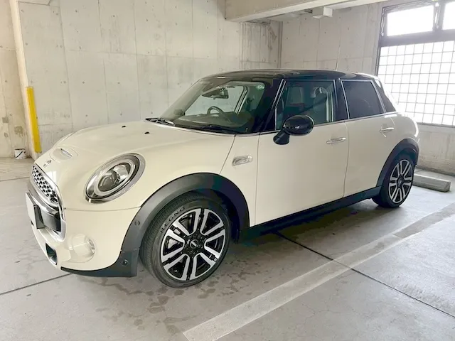 立川でレンタルできる白いMINI Cooper Sの実車