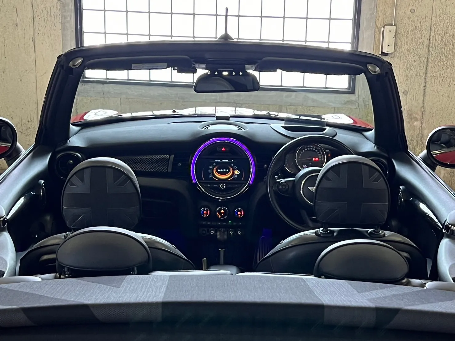 MINI JCWコンバーチブルのオープン時の室内