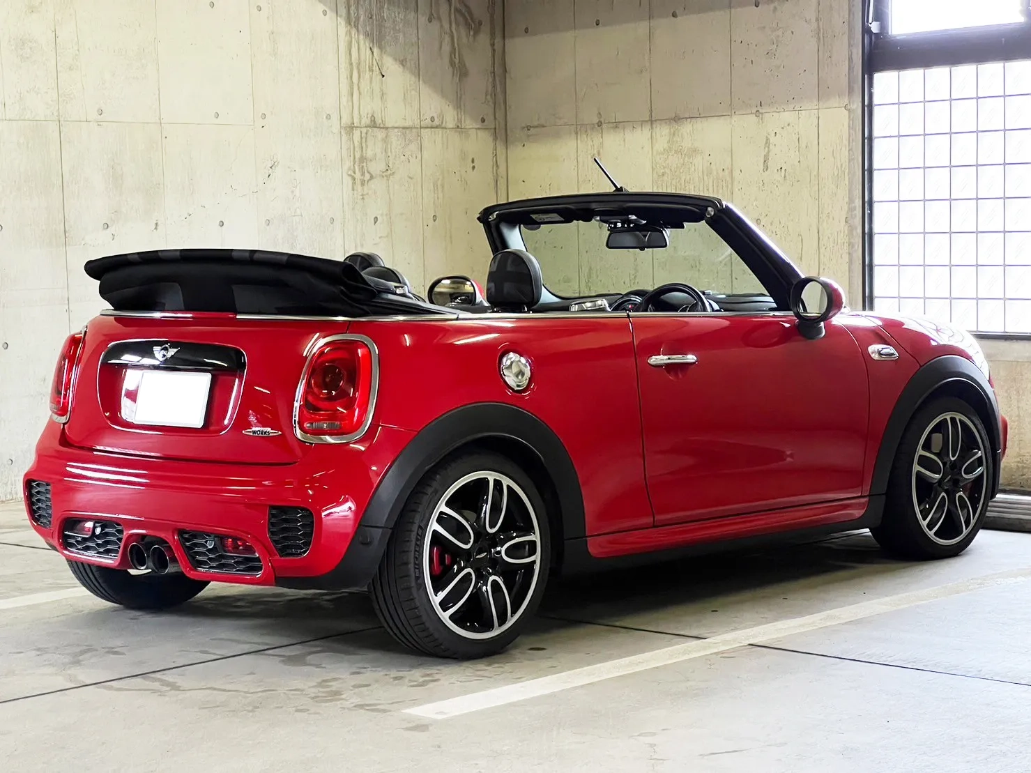 赤いMINI JCWコンバーチブルの後方